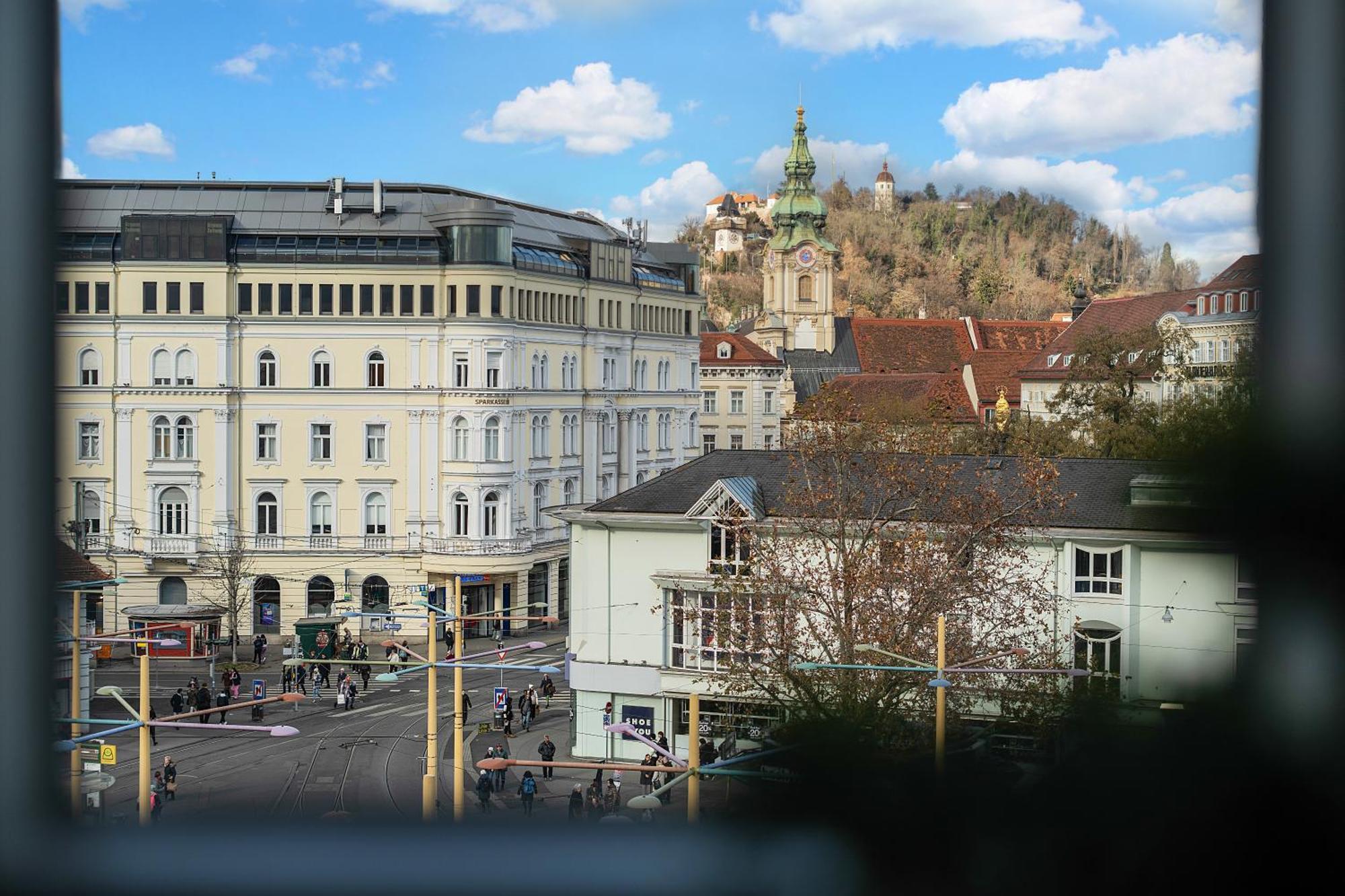 Urban Jungle Design - Historic City Center With Free Parking & Panoramic View By Hero Homes Грац Екстериор снимка
